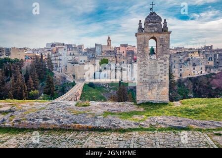 Malerische Frühling Stadtbild der alten lateinischen Stadt - Gravina in Apulien. Wunderschöne Morgenlandschaft von Apulien, Italien, Europa. Reisekonzept im Hintergrund Stockfoto