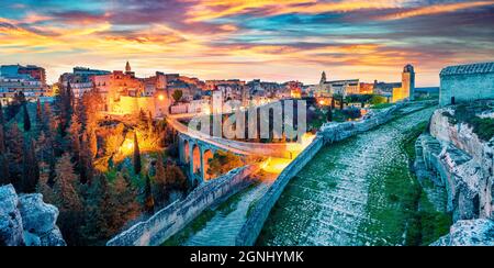 Fantastische Frühlingsdämmerung auf Gravina in Apulien tovn. Wunderschöne Morgenlandschaft von Apulien, Italien, Europa. Hintergrund des Reisekonzepts. Stockfoto