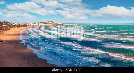 Luftaufnahme der Stadt Vieste am Morgen. Panorama-Frühlingsseeslandschaft der Adria, Nationalpark Gargano, Region Apulien, Italien, Europa. Reisekonzept Stockfoto