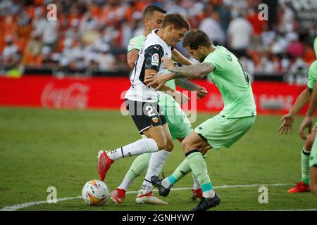 Manu Vallejo von Valencia CF im Einsatz mit Inigo Martinez vom Athletic Club während des La Liga-Spiels zwischen Valencia CF und Athletic Club im Mestalla-Stadion in Valencia, Spanien. Stockfoto