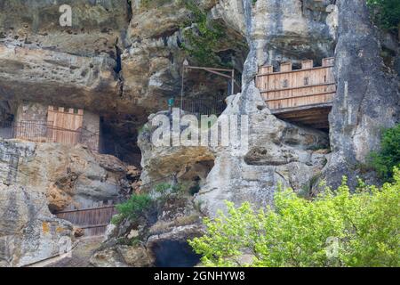 La Roque Saint Christophe: Ein außergewöhnlicher Ort der Troglodyten Ein majestätischer Ort mit Blick auf das Tal von Vézère, der sich auf einer Höhe von Dutzenden Metern, einer langen Kerbe, befindet Stockfoto