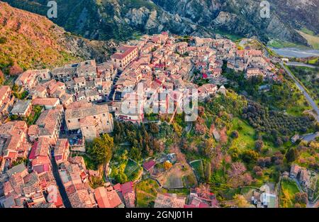 Blick von der fliegenden Drohne. Helles Stadtbild der Stadt Stilo am Morgen. Blick von der fliegenden Drohne. Erstaunliche Frühlingsszene von Italien, Europa. Draufsicht. Travelin Stockfoto