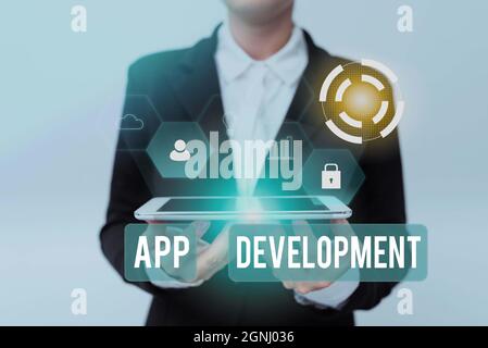 Textunterschrift zur App-Entwicklung. Internet Concept Development Services für tolle mobile und Web-Erfahrungen Lady in Uniform Holding Phone Stockfoto
