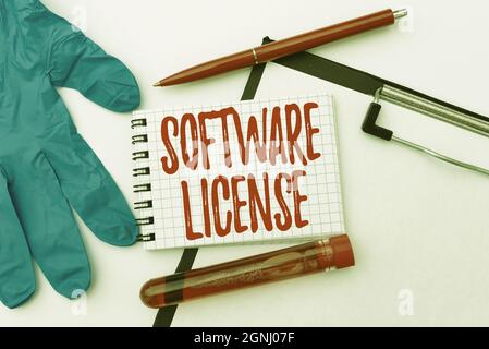 Textunterschrift mit der Softwarelizenz. Konzeptionelles fotogerichtliches Instrument zur Verteilung von Software Verbreitung von Virus Awareness Message Stockfoto