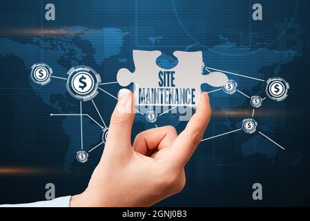 Konzeptioneller Titel „Site Maintenance“. Wort geschrieben, um die Website sicher aktualisiert laufen und fehlerfrei Hand halten Jigsaw Puzzle Stück Unlocking Stockfoto