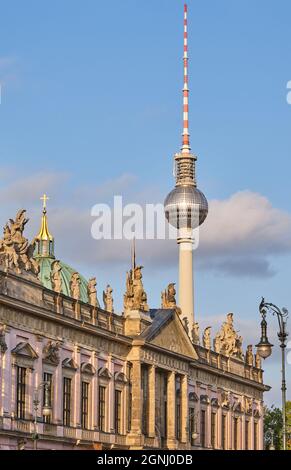 Das Deutsche Historische Museum in Berlin mit dem Fernsehturm im Hintergrund Stockfoto