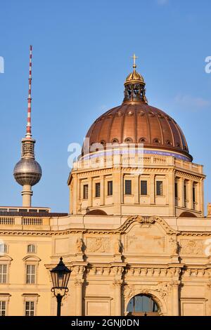 Der berühmte Fernsehturm und die Kuppel des wiederaufgebauten Berliner Stadtpalastes kurz vor Sonnenuntergang Stockfoto