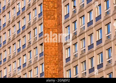 Fassade eines vorgefertigten Mehrfamilienhauses im ehemaligen Ostteil von Berlin, Deutschland Stockfoto