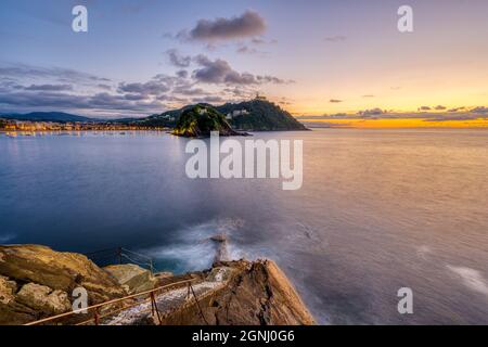 Die Bucht von San Sebastian in Spanien mit Monte Igueldo bei Sonnenuntergang Stockfoto