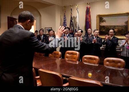 Präsident Barack Obama begrüßt die chinesischen Minister im Roosevelt-Raum des Weißen Hauses nach dem ersten strategischen und wirtschaftlichen Dialog zwischen den USA und China. (Offizielles Foto des Weißen Hauses von Pete Souza) Dieses offizielle Foto des Weißen Hauses wird zur Veröffentlichung durch Nachrichtenorganisationen und/oder zum persönlichen Druck durch die Betreffzeile(en) des Fotos zur Verfügung gestellt. Das Foto darf in keiner Weise manipuliert oder in Materialien, Anzeigen, Produkten oder Werbeaktionen verwendet werden, die in irgendeiner Weise die Zustimmung oder Billigung des Präsidenten, der ersten Familie oder des Weißen Hauses nahelegen. Stockfoto