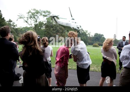 Präsident Barack Obama fährt am 29. Juli 2009 im Hubschrauber Marine One zu zwei Rathaussitzungen über Veränderungen des Gesundheitssystems in North Carolina und Virginia vom Weißen Haus in Washington aus. (Offizielles Foto des Weißen Hauses von Chuck Kennedy) Dieses offizielle Foto des Weißen Hauses wird zur Veröffentlichung durch Nachrichtenorganisationen und/oder zum persönlichen Druck durch den/die Betreff(e) des Fotos zur Verfügung gestellt. Das Foto darf in keiner Weise manipuliert oder in Materialien, Anzeigen, Produkten oder Werbeaktionen verwendet werden, die in irgendeiner Weise eine Genehmigung oder Billigung der PR nahelegen Stockfoto