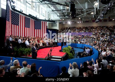 Präsident Barack Obama hält am Mittwoch, den 29. Juli 2009, eine Ratssitzung an der Broughton High School in Raliegh, NC, ab. (Offizielles Foto des Weißen Hauses von Lawrence Jackson) Dieses offizielle Foto des Weißen Hauses wird zur Veröffentlichung durch Nachrichtenorganisationen und/oder zum persönlichen Druck durch die Betreffzeile(en) des Fotos zur Verfügung gestellt. Das Foto darf in keiner Weise manipuliert oder in Materialien, Anzeigen, Produkten oder Werbeaktionen verwendet werden, die in irgendeiner Weise die Zustimmung oder Billigung des Präsidenten, der ersten Familie oder des Weißen Hauses nahelegen. Stockfoto