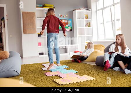 Kinder bleiben nach dem Unterricht in der Schule Stockfoto