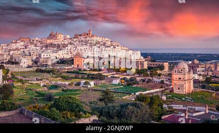 Fantastische morgendliche Stadtansicht der Stadt Ostuni. Entzückender Sonnenaufgang im Frühling in Apulien, Italien, Europa. Hintergrund des Reisekonzepts. Stockfoto