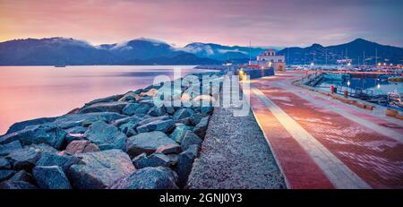 Panoramablick auf den Hafen von Villasimius am Abend. Toller Sommeruntergang auf Sardinien, Italien, Europa. Kolorrful Seeslandschaft des Mittelmeers. Reisen Stockfoto