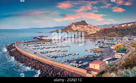 Luftaufnahme der Stadt am Morgen des Hafens von Castelsardo. Herrlicher Sonnenaufgang auf der Insel Sardinien, Provinz Sassari, Italien, Europa. Fantastische Frühlingsseelandschaft von mir Stockfoto