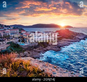 Unglaubliches abendliches Stadtbild des Hafens von Calvi. Großer Sommeruntergang von Korsika, Frankreich, Europa. Farbenfrohe Küste des Mittelmeers. Reisen Stockfoto