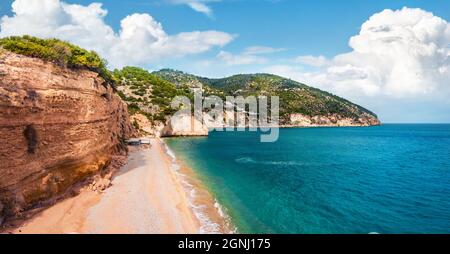 Blick von der fliegenden Drohne. Attraktive Sommeransicht des beliebten Touristenziels - Mattinatella Strand (Fontana delle Rose). Wunderbare Meereslandschaft von Adriati Stockfoto