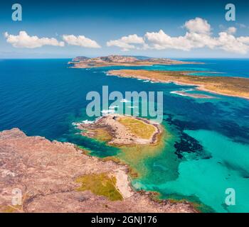 Blick von der fliegenden Drohne. Beeindruckende Frühlingsansicht des Falcone Kaps und des Torre della Pelosa Turms. Malerische Morgenlandschaft der Insel Sardinien, Italien, Euro Stockfoto