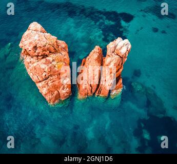 Blick von der fliegenden Drohne. Farbenfrohe Sommeransicht der Red Rocks Gli Scogli Rossi - Faraglioni am Strand von di Cea. Luftaufnahme der Insel Sardinien, Stockfoto