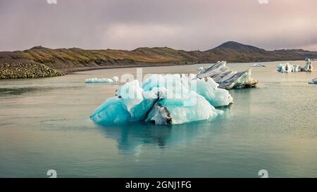 Schweben von blauen Eisbergen in der Jokulsarlon Glacier Lagoon. Beeindruckender Sommeraufgang im Vatnajokull National Park. Malerische Morgenszene von Island, Stockfoto