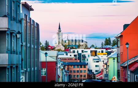 Schöner Abend Stadtbild von Reykjavik mit Turm des Hateigsvegur technologischen Instituts im Hintergrund. Farbenprächtiger Sonnenuntergang auf Island, Europa. Reisen c Stockfoto