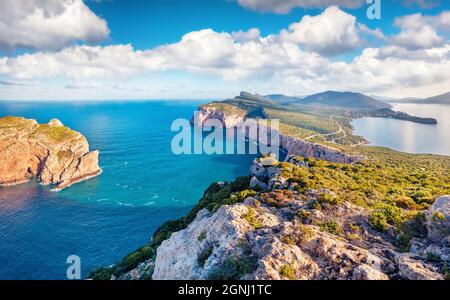 Spektakuläre Aussicht auf das Kap Caccia im Sommer. Bezaubernde Morgenszene von Sardinien, Italien, Europa. Fantastische Meereslandschaft des Mittelmeers. Die Schönheit von Stockfoto