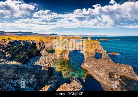 Sonnige Sommeransicht des beliebten Touristenziels - Gatklettur, Arnarstapi oder Stapi Dorf Lage. Attraktive Morgenszene von Island, Europa. Beau Stockfoto