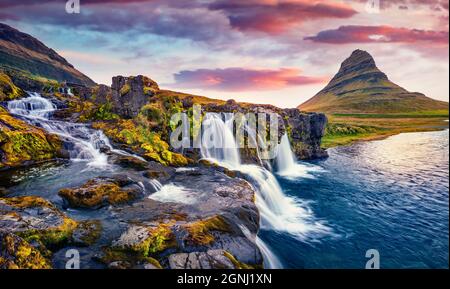 Dramatische Morgenansicht des beliebten Ausflugsziels - Kirkjufellsfoss Wasserfall. Farbenprächtiger Sonnenaufgang auf der Halbinsel Snaefellsnes, Island, Europa. Schönheit Stockfoto