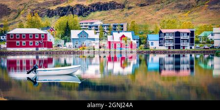 Panorama-Stadtbild des kleinen Fischerortes Seydisfjordur am Morgen. Ruhige Sommerszene im Westen von Ostisland, Europa. Hintergrund des Reisekonzepts. Stockfoto