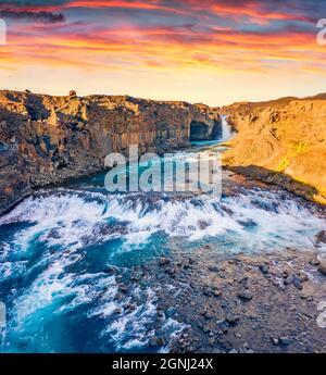 Blick von der fliegenden Drohne. Spektakulärer Sonnenuntergang im Sommer am Ingvararfoss Wasserfall. Herrliche Abendszene von Island, Europa. Schönheit der Natur Konzept BA Stockfoto