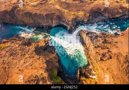Geradlinige Ansicht von der fliegenden Drohne. Farbenfrohe Sommerszene des Ingvararfoss Wasserfalls. Atemberaubende Morgenansicht von Island, Europa. Die Schönheit der Natur Stockfoto