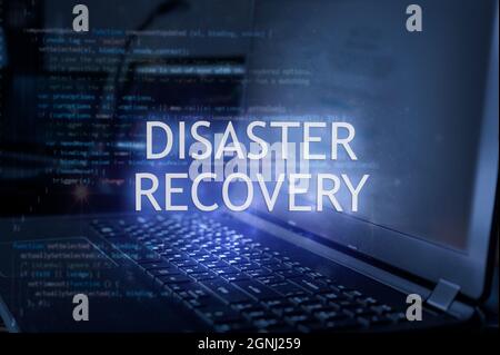 Disaster-Recovery-Inschrift vor Laptop- und Codehintergrund. Technologiekonzept. Stockfoto