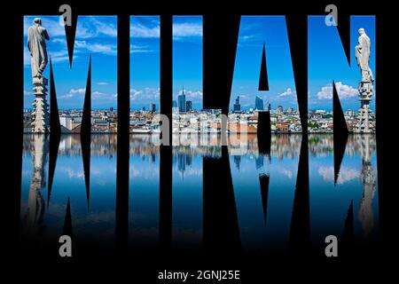 Mailänder Text bestehend aus der Skyline von Mailand auf schwarzem Hintergrund mit Textspiegelung im Wasser. Blick vom Mailänder Domdach. Skyline von Mailand. Stockfoto