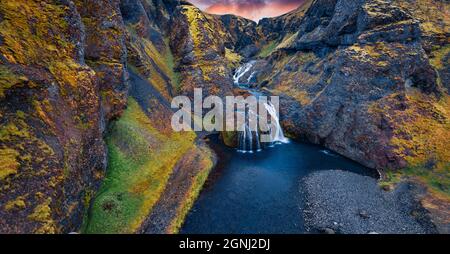 Blick von der fliegenden Drohne auf den Stjornarfoss Wasserfall. Beeindruckender Sommeraufgang in Island, Europa. Schönheit der Natur Konzept Hintergrund. Reise nach Island Stockfoto