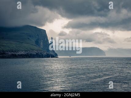 Wunderschöne färöische Landschaft mit Trollkonufingur Klippen auf der Insel Vagar. Dramatische Sommerszene am Stadtrand von Sandavagur, Färöer-Inseln, Kingd Stockfoto