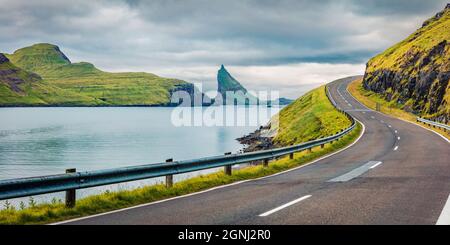 Düstere Sommerszene der Färöer-Inseln und der Tindholmur-Klippen im Hintergrund. Panoramablick auf die Insel Vagar, Königreich Dänemark, Europa. Travelin Stockfoto