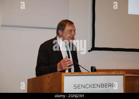 Im Bild: Willi Xylander, der Förderkreis des Naturkundemuseums Görlitz gibt den 11. Görlitzer Meridian Naturfilmpreis an die Naturfilmproduktion H Stockfoto