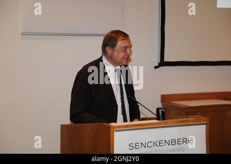 Im Bild: Willi Xylander, der Förderkreis des Naturkundemuseums Görlitz gibt den 11. Görlitzer Meridian Naturfilmpreis an die Naturfilmproduktion H Stockfoto