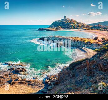 Erstaunliche Sommer Ansicht der beliebten touristischen Destination - Acropoli di Bithia mit Torre di Chia Turm im Hintergrund. Attraktive Morgenansicht von Sardinien ist Stockfoto