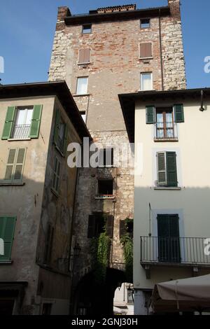 Italien - Set 24 2020 : Blick auf die typische Straße in der Altstadt von Brescia Stockfoto