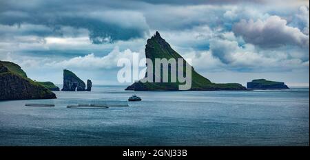 Panoramablick auf die Klippen von Drangarnir auf der Insel Vagar im Sommer. Düstere Abendszene der Färöer Inseln, Königreich Dänemark, Europa. Schönheit der Natur concep Stockfoto