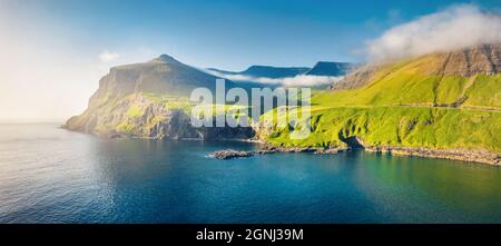 Blick von der fliegenden Drohne. Neblige Morgenszene der Insel Vagar. Farbenfrohe Sommerszene der Färöer Inseln, Königreich Dänemark, Europa. Reisekonzept BAC Stockfoto