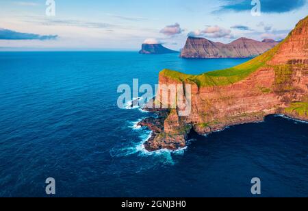 Blick von der fliegenden Drohne. Herrlicher Sonnenuntergang auf Kallur Lighthouse, Kalsoy Island. Farbenfrohe Sommerszene der Färöer Inseln, Königreich Dänemark, Europa. Capti Stockfoto