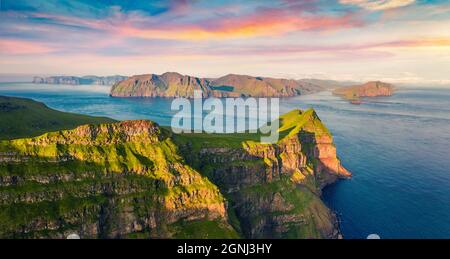 Blick von der fliegenden Drohne. Farbenfroher Sonnenuntergang auf Mykines Island. Spannende Abendansicht der Alaberg Klippen, Färöer Inseln, Königreich Dänemark, Europa. Fantastisch Stockfoto