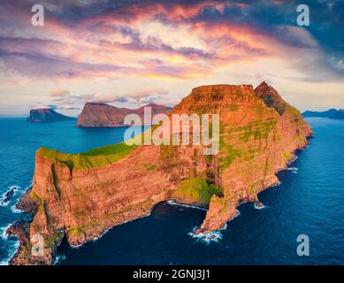 Blick von der fliegenden Drohne. Unglaublicher Sonnenuntergang auf Kallur Lighthouse, Kalsoy Island. Unglaubliche Sommerszene der Färöer Inseln, Königreich Dänemark, Europa. Stockfoto