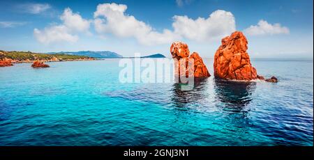 Blick von der fliegenden Drohne. Panoramablick auf die Red Rocks Gli Scogli Rossi - Faraglioni am Strand von di Cea. Beeindruckende Morgenszene von Sardinien isl Stockfoto