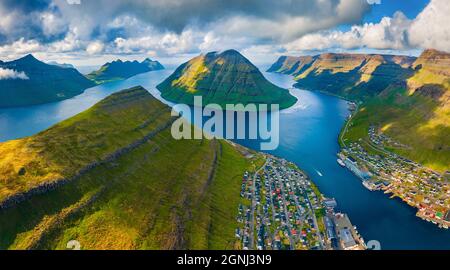 Blick von der fliegenden Drohne. Tolle Sommerstadtlandschaft der Stadt Klaksvik. Atemberaubende Morgenszene der Insel Bordoy, Färöer, Dänemark, Europa. Reisekonz Stockfoto