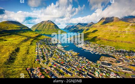 Blick von der fliegenden Drohne. Sonnige Sommer-Stadtansicht der Stadt Klaksvik. Luftaufnahme der Insel Bordoy, Färöer, Königreich Dänemark, Europa. Reisen c Stockfoto