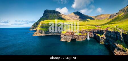 Blick von der fliegenden Drohne. Erstaunliche Morgenszene des Mulafossur-Wasserfalls. Panorama-Sommer-Ansicht von Gaadalur Dorf, Vagar, Färöer-Inseln, Königreich o Stockfoto